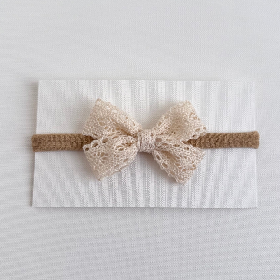 naglavni-trakec-s-pentljico-cipka-bez-lasni-dodatki-modna-princesa-masnica