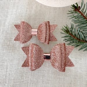 matchy-match-z-mojo-deklico-ujemajoci-spangici-mami-in-hci-lasni-dodatki-pentlja-iz-blescic-bozic-modna-princesa-rosegold
